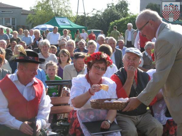 : Burmistrz Klemens Podlejski częstował tegorocznym chlebem gości na dożynkach.
